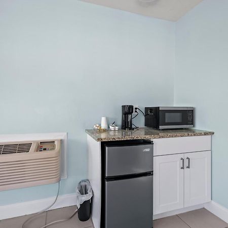Partial Ocean View Hotel Room- King Bed #1 Fort Pierce Bagian luar foto