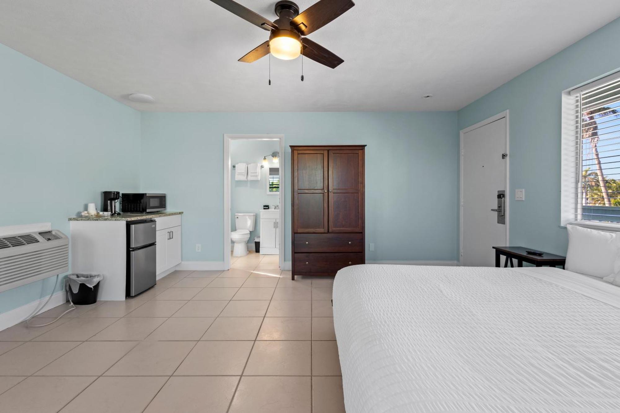 Partial Ocean View Hotel Room- King Bed #1 Fort Pierce Bagian luar foto