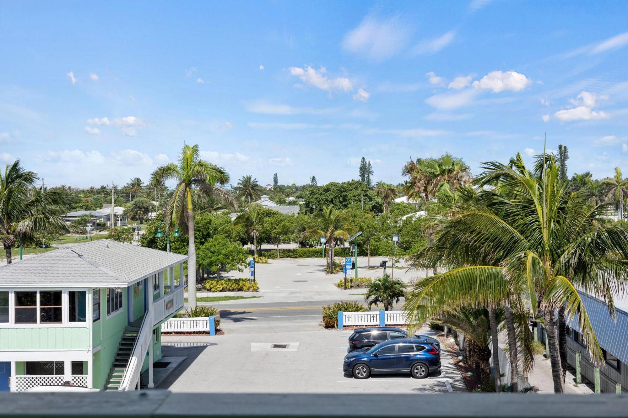 Partial Ocean View Hotel Room- King Bed #1 Fort Pierce Bagian luar foto